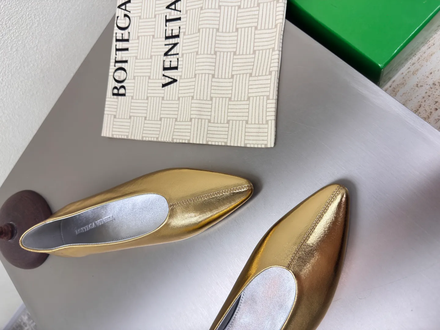 👟👟Ex-factory price 640👟👟 BV women's Sofia ballet shoes leather ballet shoes silver family elements woven series high version small round toe essential for commuting BV early autumn series are so beautiful💯 The use of elegant materials in shoes is intellectual, elegant and capable, full of high-end sense✅The design is beautiful~~ The fabric is made of original consistent lambskin and the shaping technology pursues the perfection of the internal process✅ Heel The foot pads are made of lambskin, never sloppy 🆚Original💯 Outsole technology Brand classic The new season uses Italian genuine leather outsole with clear dyeing technology and rubber square technology 💯 Comfortable and high-end flat design makes travel more comfortable and confident 35 36 37 38 39 40 41 42 (40 41 42 customized code number) Equipped with original packaging Hot glue process logo cloth bag